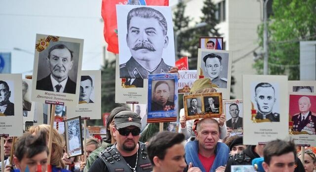 Эксперты размышляют об акции "Бессмертного полка" без портретов Сталина