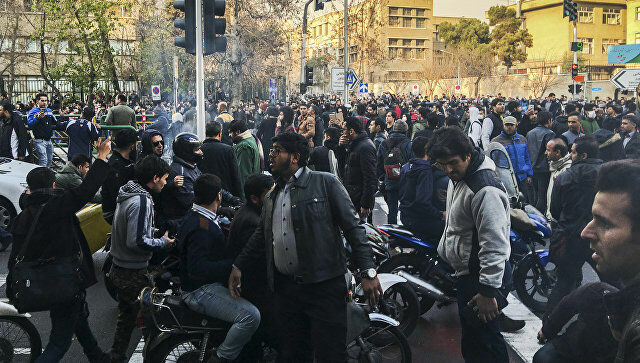 Сотни человек в Иране участвуют в протестах против насилия