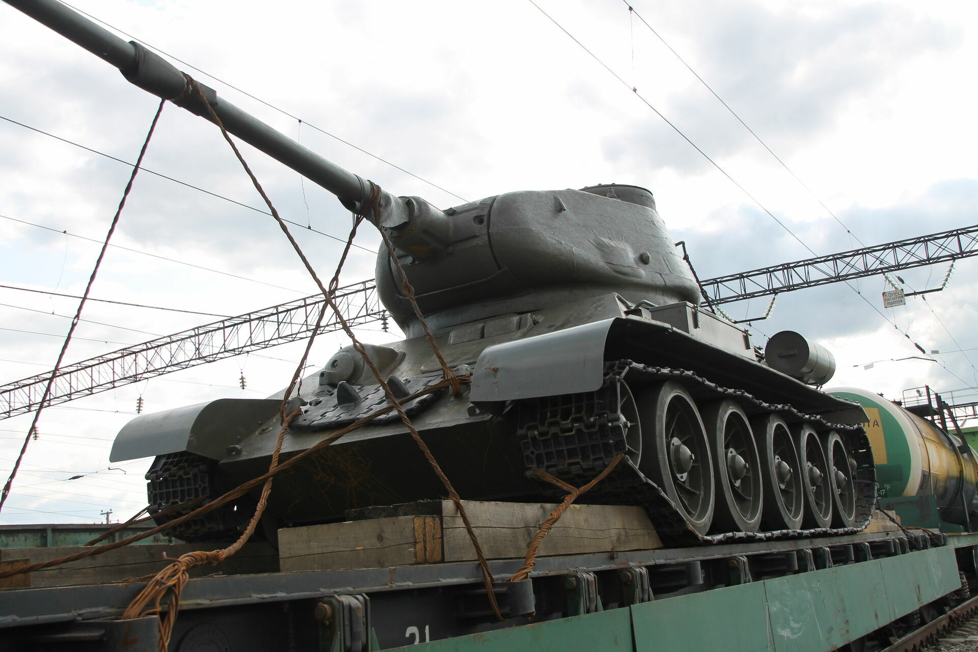 Москвич пытался провезти танк Т-34 на поезде через границу