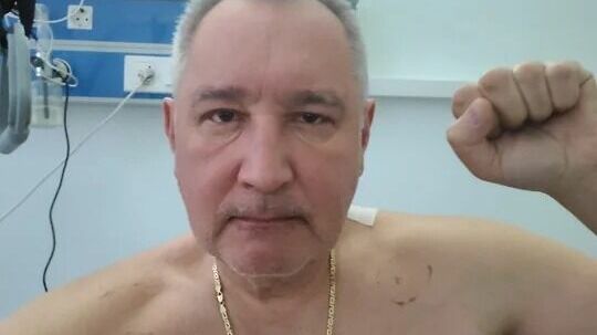 "Герой" дня: Дмитрий Рогозин показал свое первое фото после ранения