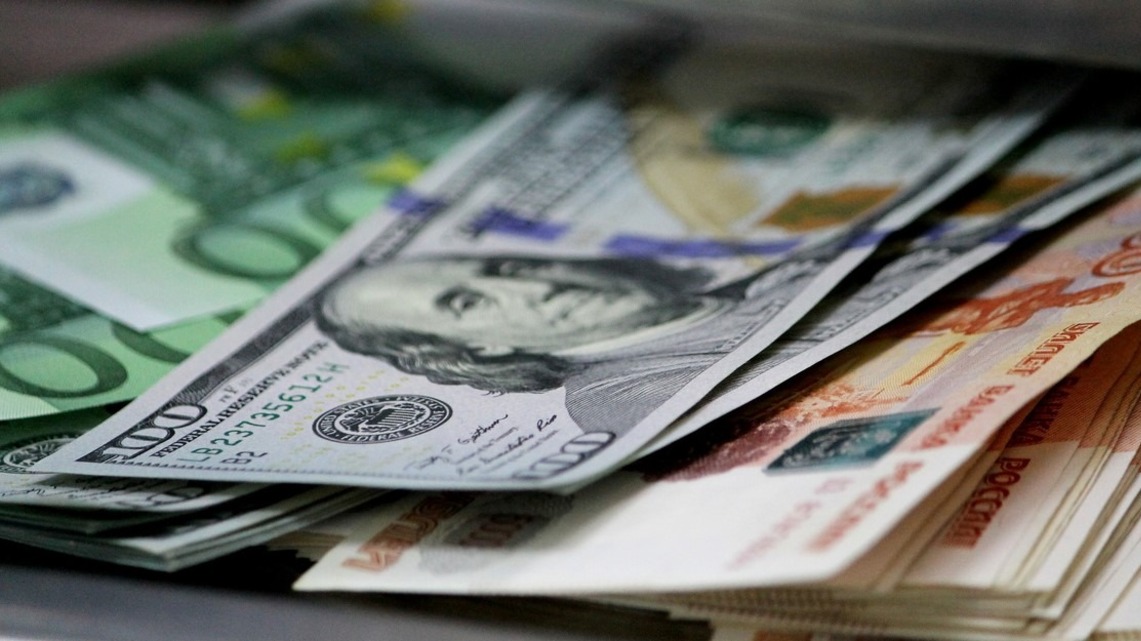 Курс доллара поднялся выше 97 рублей впервые с 25 марта 2022 года