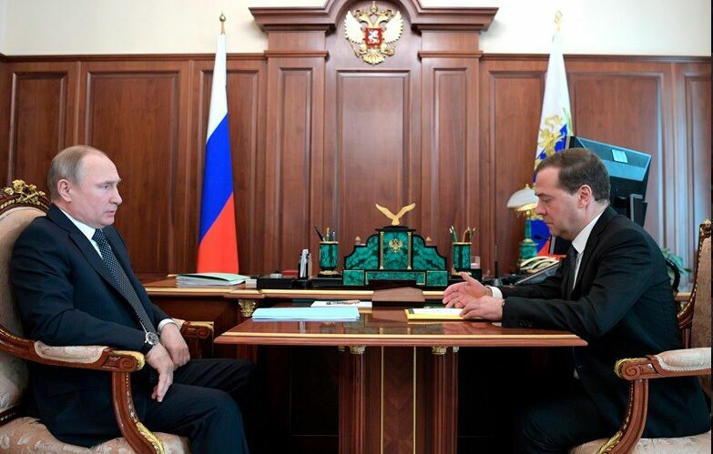 Медведев сказал, что экономика России "абсолютно стабильна"