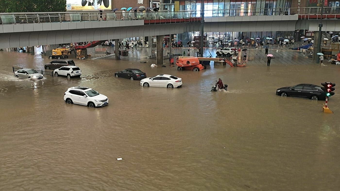 Из затопленного китайского Чжэнчжоу эвакуировано 200 тысяч жителей