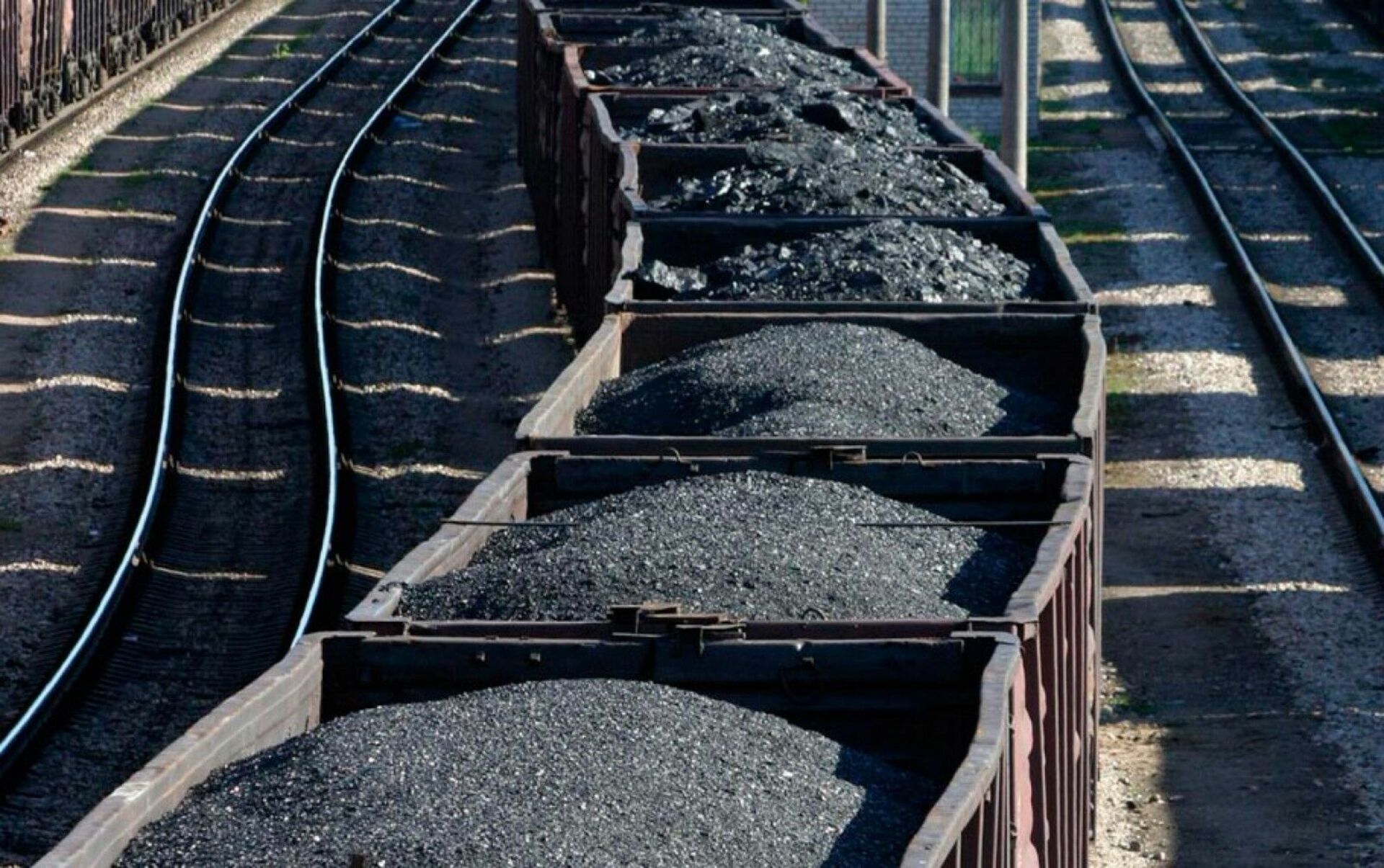 Уголь железная дорога. Вагоны с углем. Полувагон с углем. Поставки угля. Уголь в контейнерах ЖД.