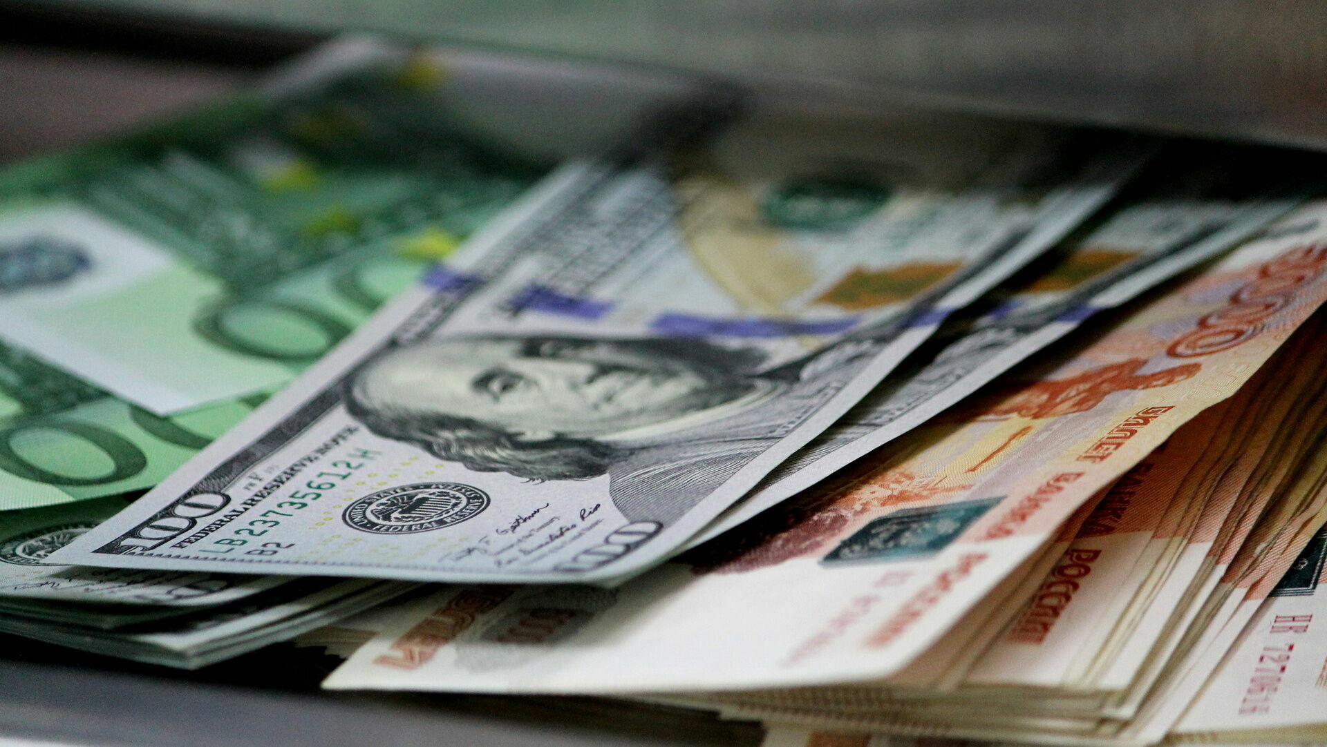 Курс доллара на Мосбирже опустился до 61 рубля, курс евро - до 64 рублей