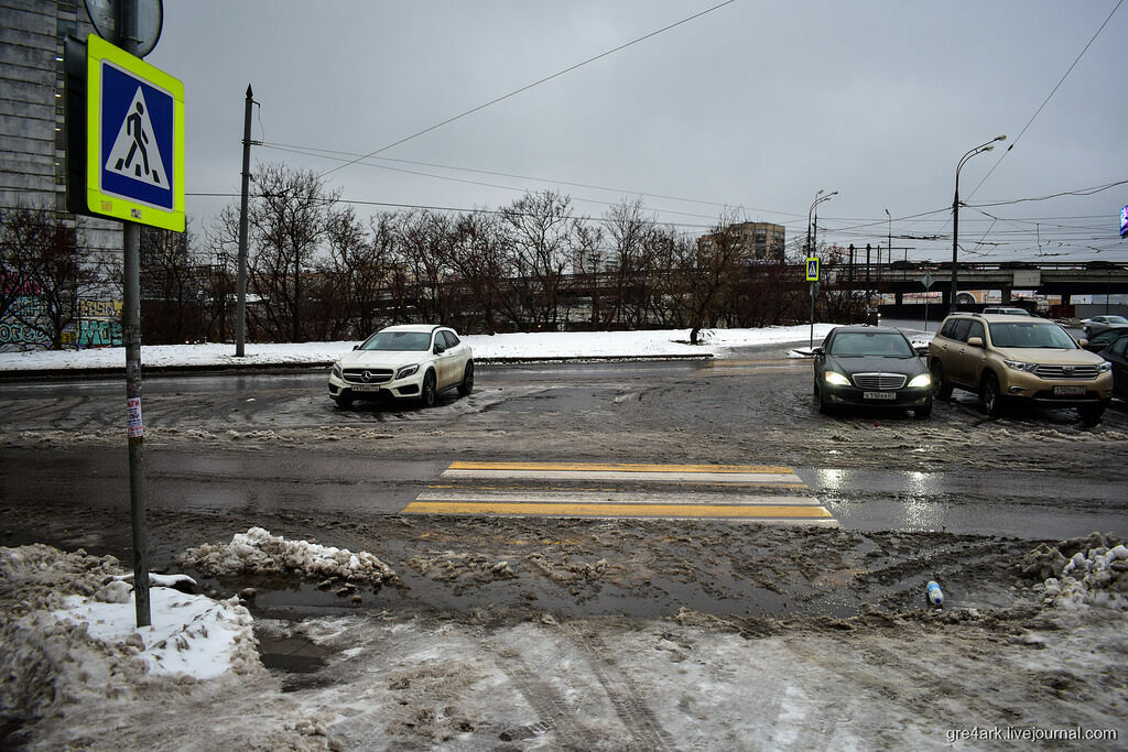 Эксперт: снежная каша на дорогах Москвы носит "рукотворный" характер