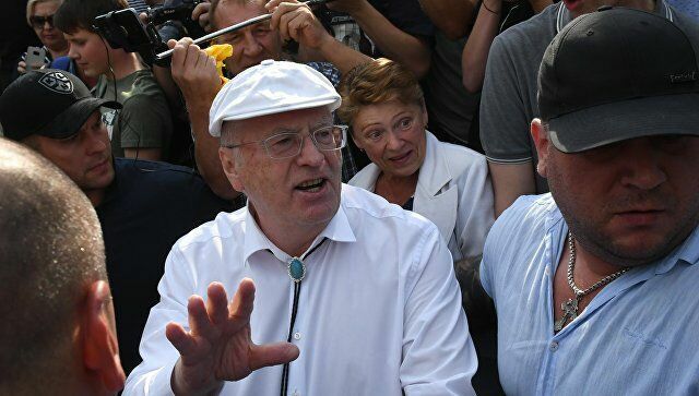 Непарламентские споры: Жириновский подрался с протестующим (видео)