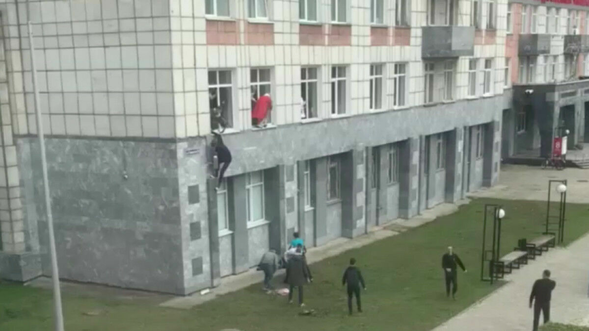 Студентов Пермского госуниверситета заперли в общежитии после стрельбы в вузе