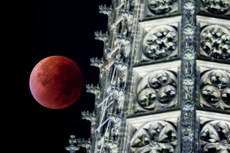 «Кровавая» Луна взошла над Землей