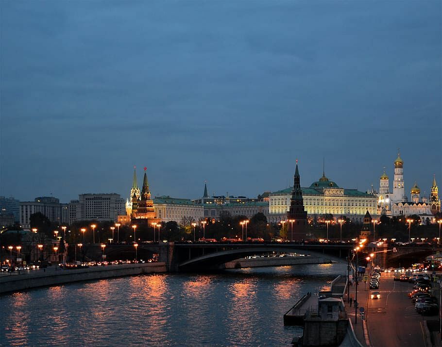 Сразу в нескольких городах РФ замечены загадочные столбы света