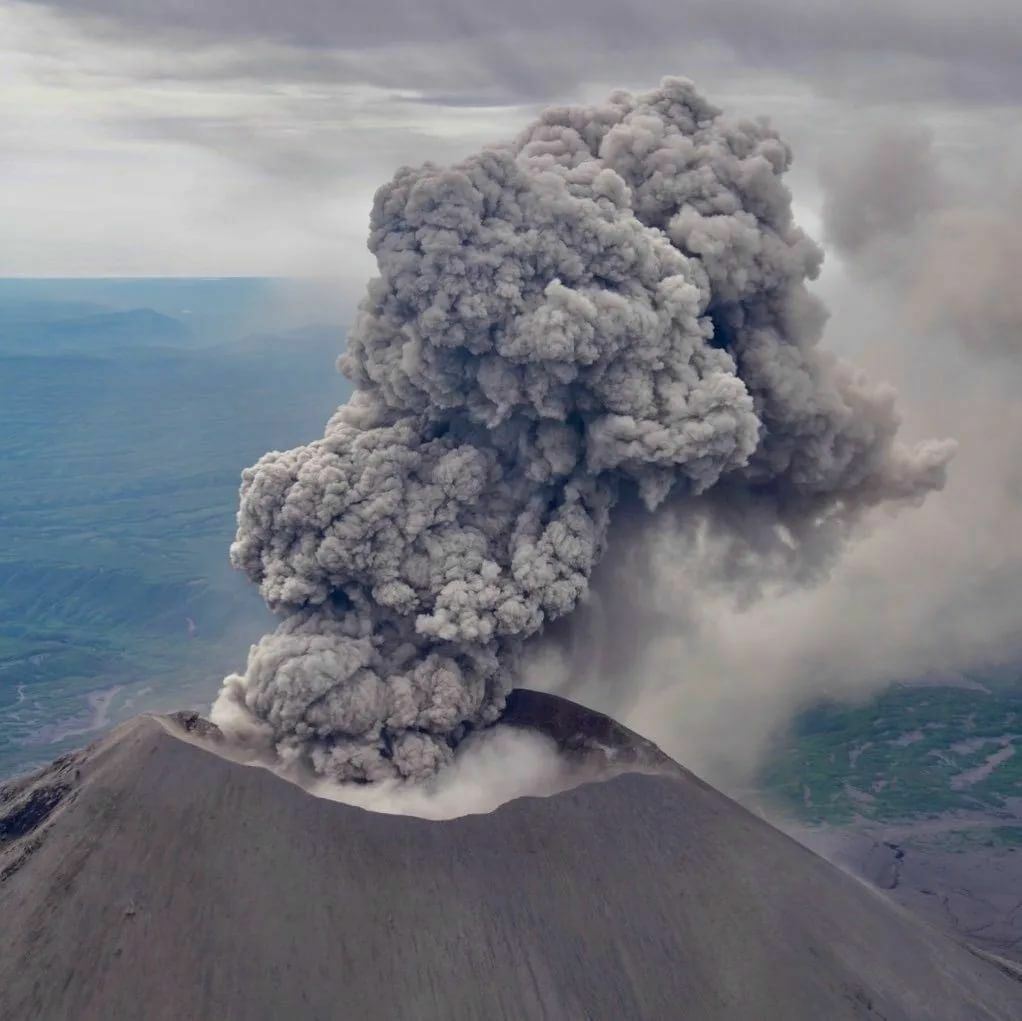 Вулкан на Курилах выбросил пепел на высоту в 2,3 километра