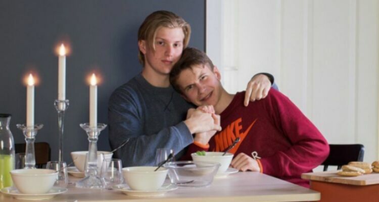 Однополая пара лидирует в конкурсе IKEA на лучшее семейное фото