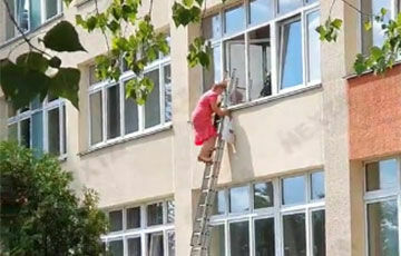 Минск: член избиркома сбегает через окно (ВИДЕО)