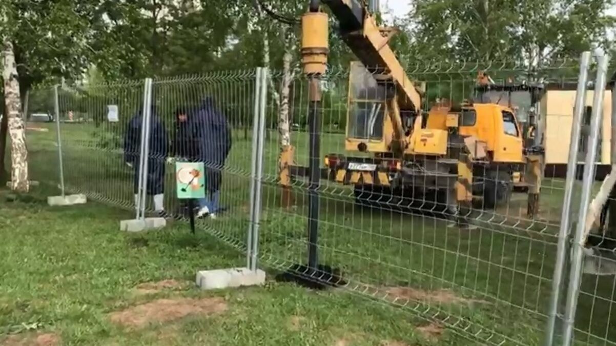 На месте строительства храма в Екатеринбурге ставят капитальный забор