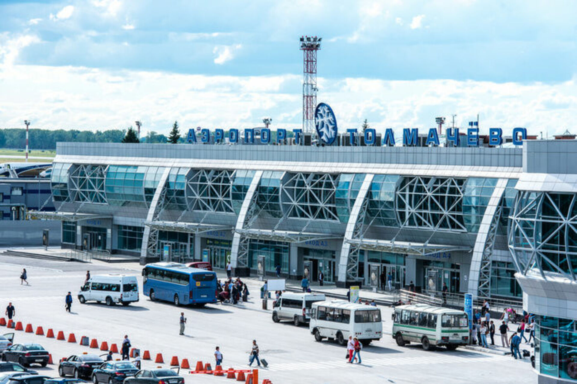 Погода аэропорт новосибирск. Аэропорт Толмачево Новосибирск. Толмачево 2022. Аэропорт Толмачево Новосибирск летом. Аэропорт Новосибирск площадь.