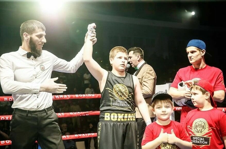 Уроки магии: сын Кадырова выиграл боксерский бой весьма странным образом