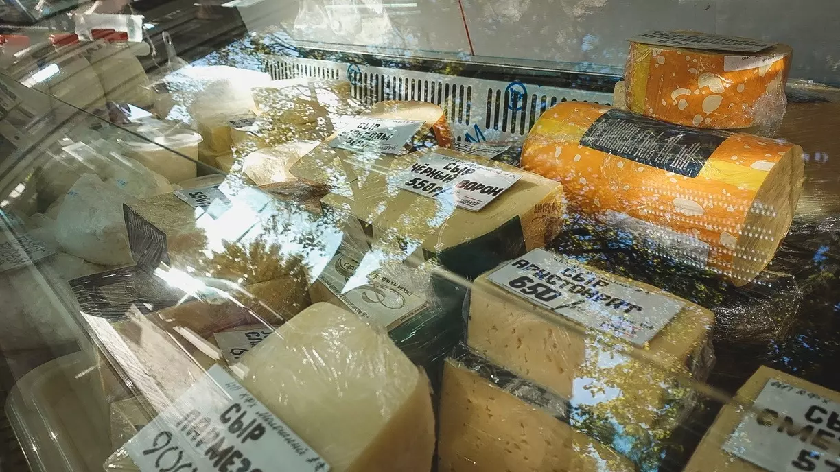 В условиях санкций некоторые потребители вынужденно перешли с импортного пармезана на отечественный сырный продукт.