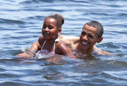 Барак Обама с дочкой искупался в Мексиканском заливе