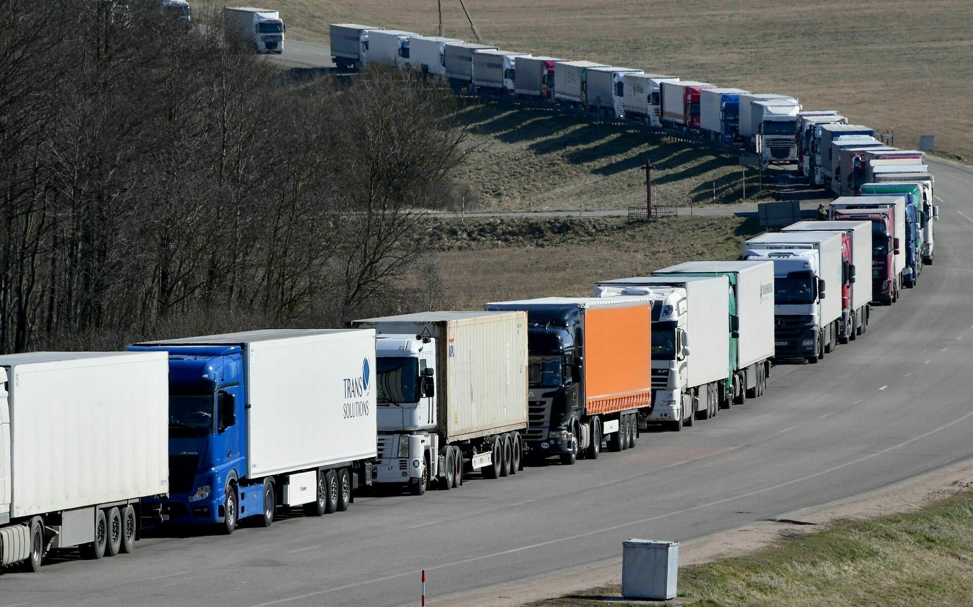 Сотни грузовиков с продуктами скопились на белорусской границе