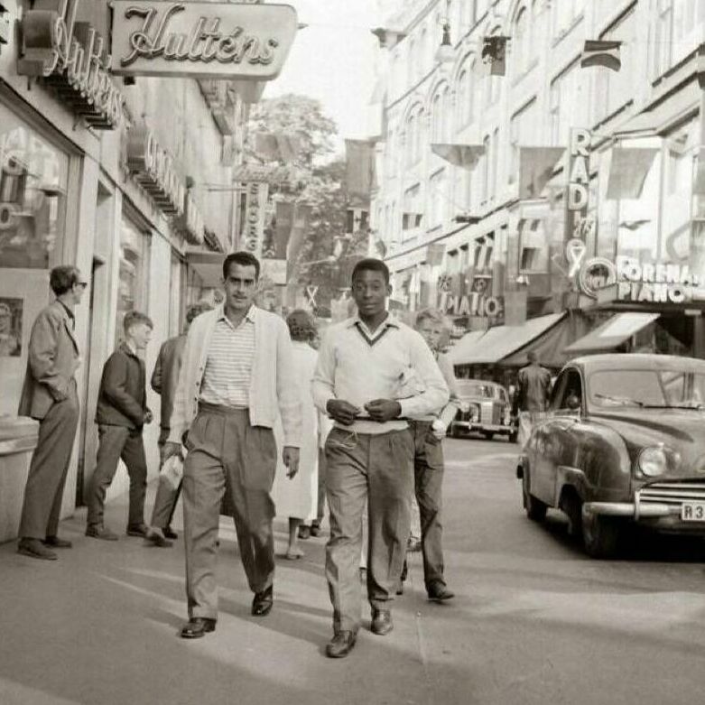 17-летний Пеле перед финалом Мундиаля 1958 года в Стокгольме, когда он впервые станет чемпионом мира