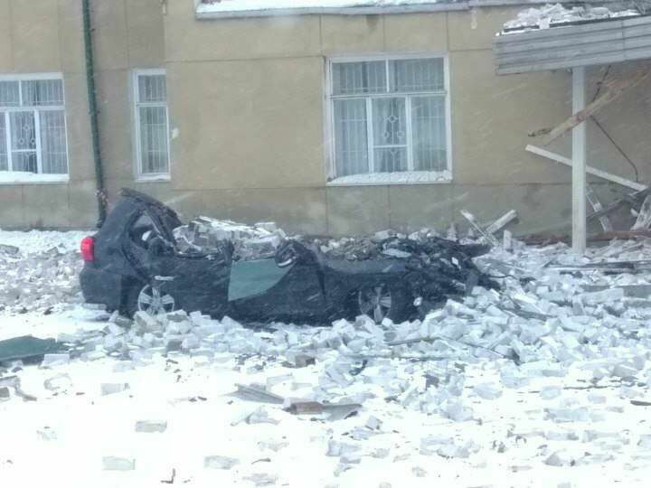 В Казани фасад завода упал на Land Cruiser гендиректора