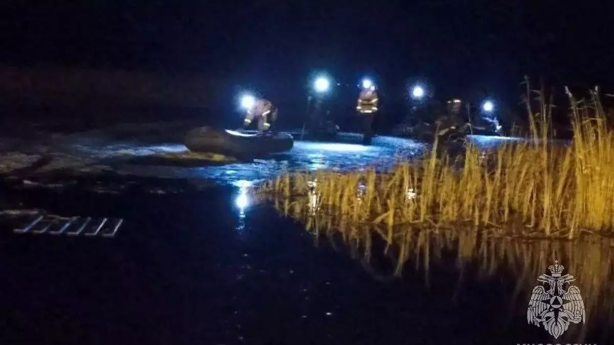 В Челябинской области спасатели сняли с дрейфующей льдины 53 рыбака