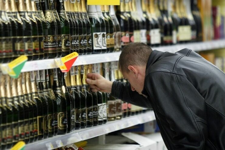 В Госдуме предложили продавать спиртное отдельно от еды
