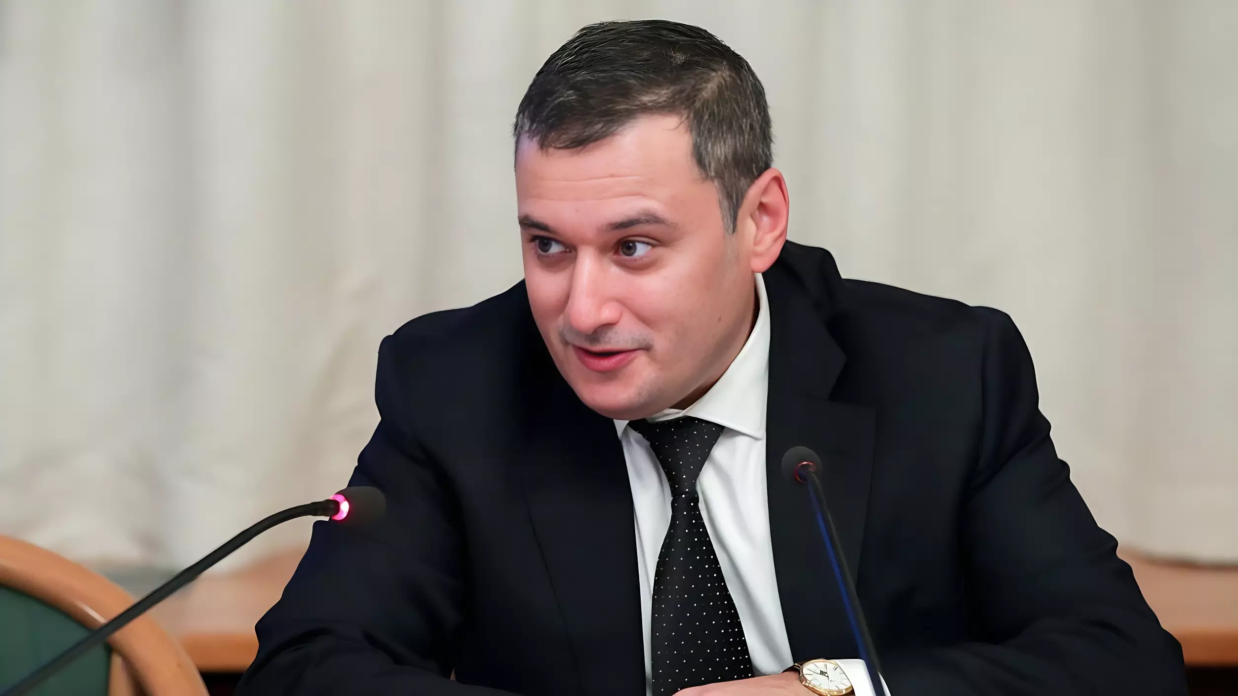 Депутат Александр Хинштейн призвал бороться с геями во власти.