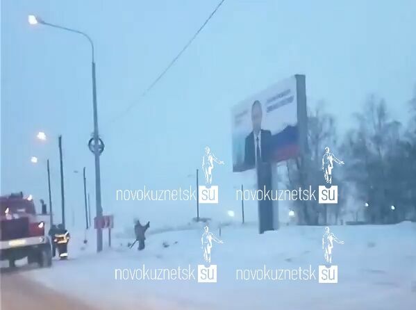 В Новокузнецке пожарных застали за мытьём баннера с Путиным