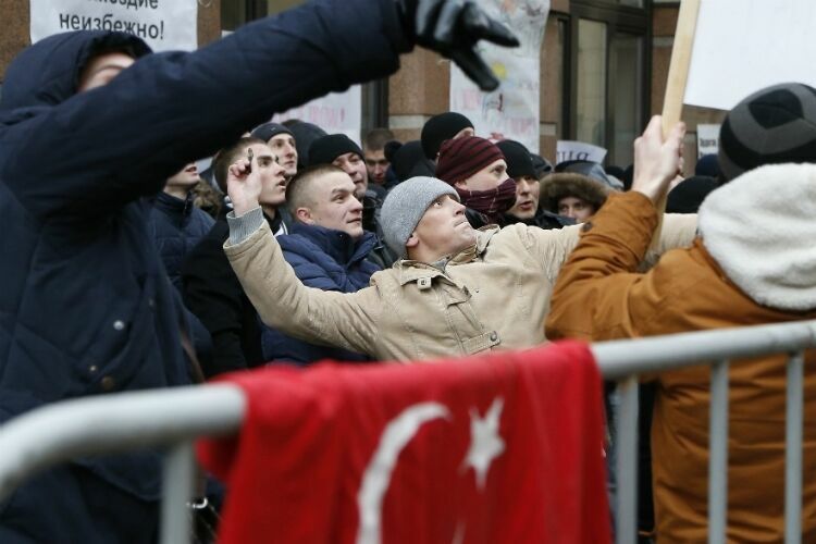 В Москве митингующие закидали камнями турецкое посольство