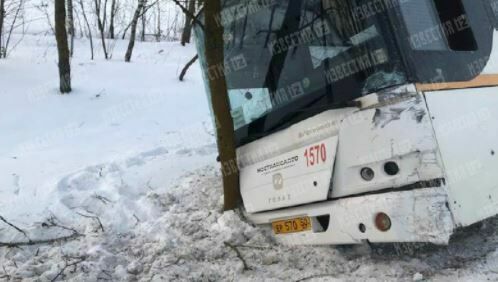 Рейсовый автобус вылетел в кювет в Новой Москве после столкновения с легковушкой