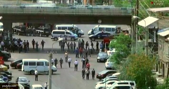 Из захваченного здания в Ереване освободили еще одного заложника
