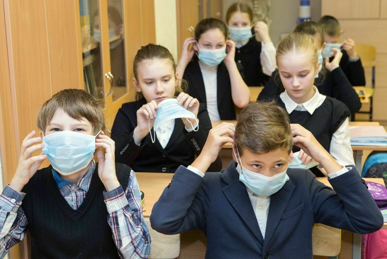 Почти половина родителей школьников выступили против масок в школах