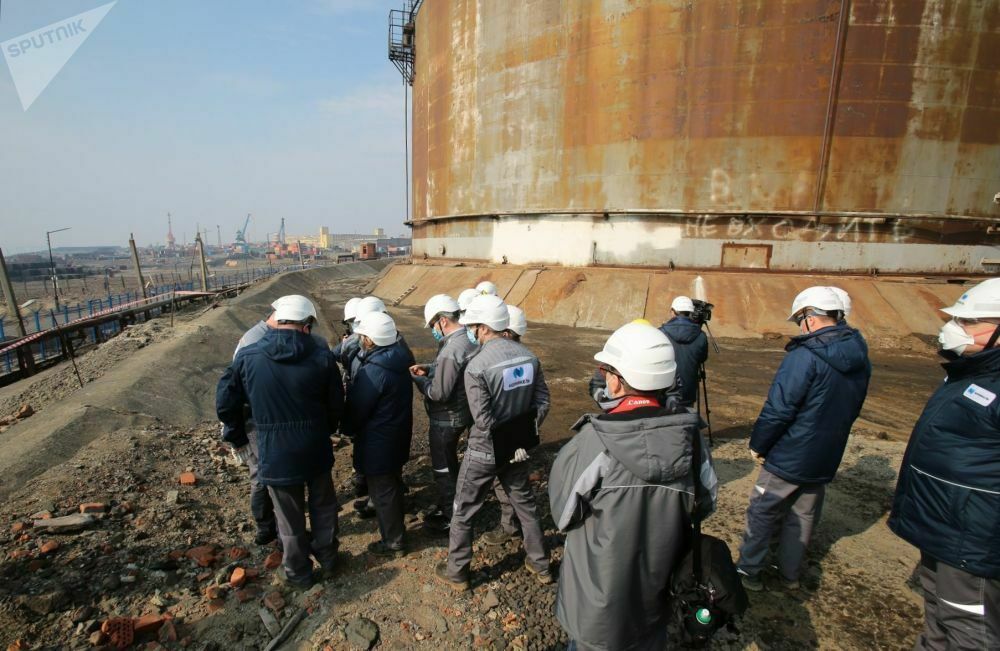 Более 700 тонн нефтяной смеси собрали на месте разлива топлива в Норильске