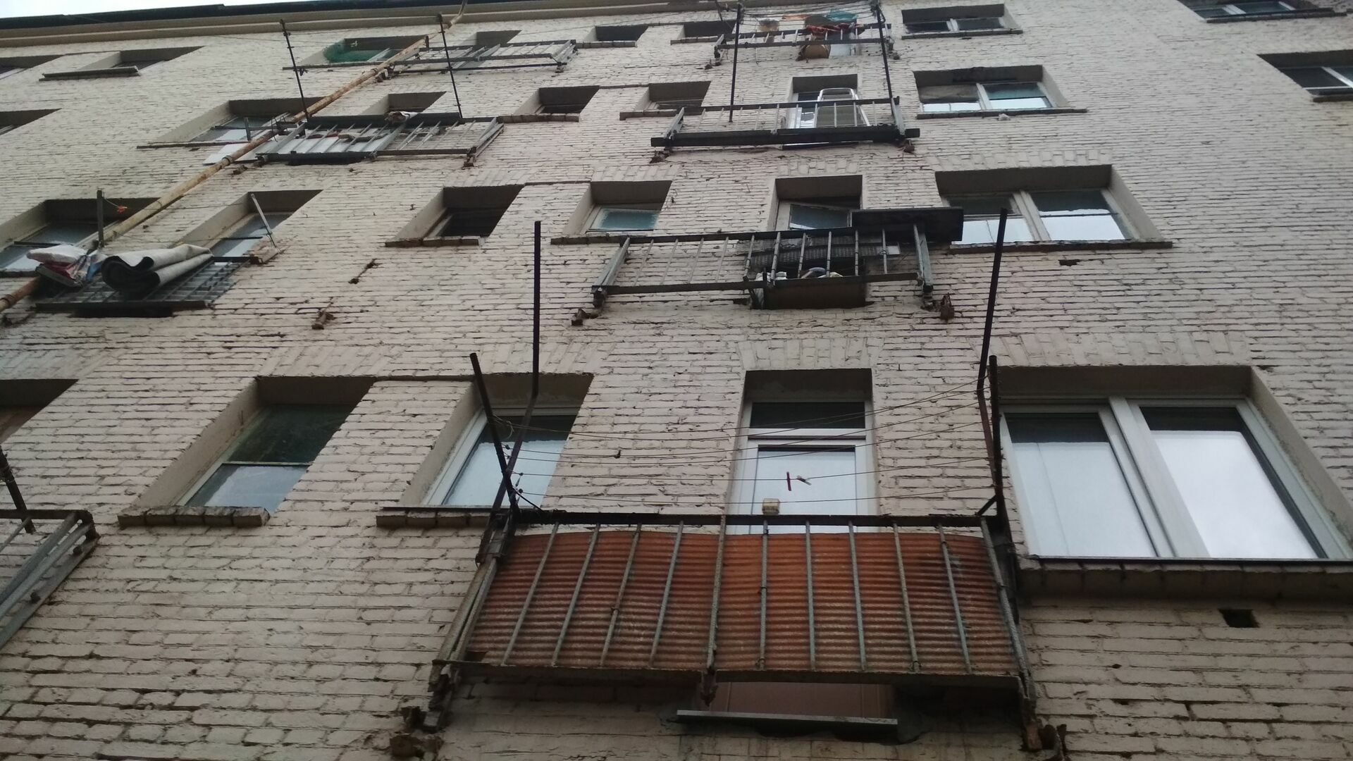Решетки ограждения балконов приварили к стене 