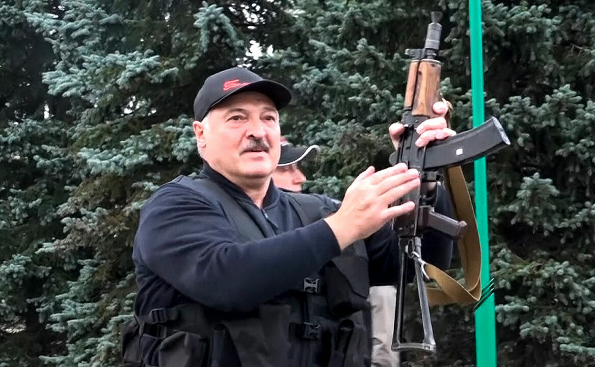 Лукашенко предложил "отрывать руки" протестующим, посягнувшим на силовиков