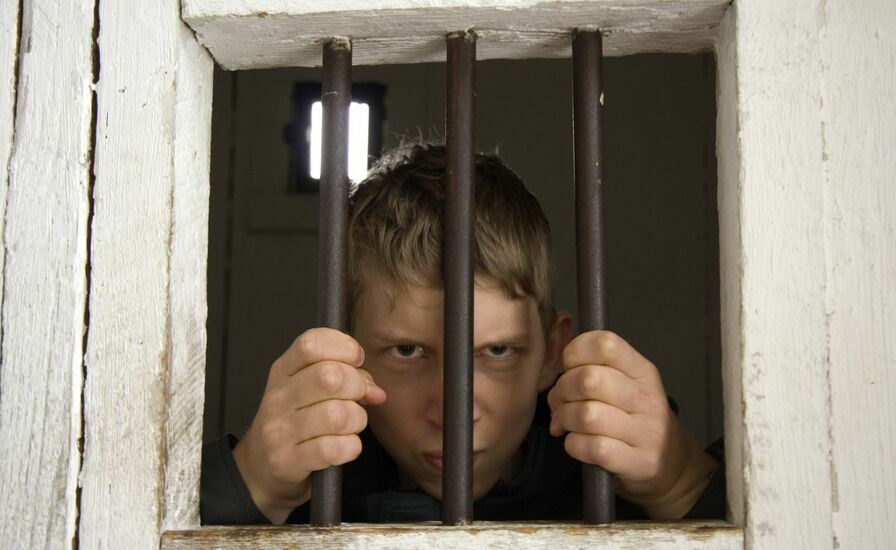 Детки в клетке. Минюст призывает снизить возрастной порог до 16 лет