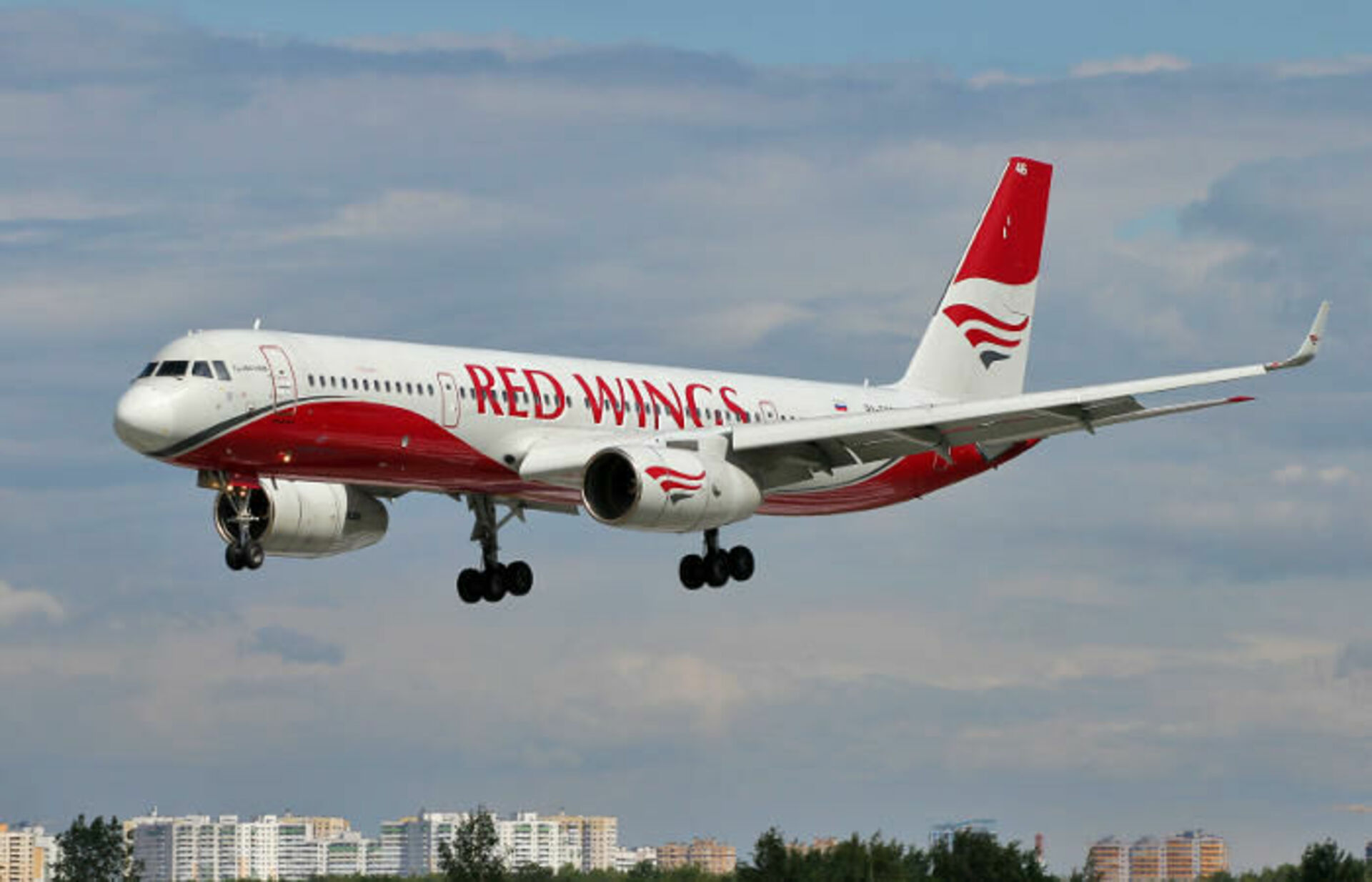 Рейсы авиакомпании red wings. Ред Вингс самолеты авиакомпании. Самолет ред Вингс Сочи. Ред Вингс самолет Airbus 320. Ту-204 ред Вингс.
