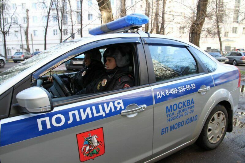 Неизвестный устроил стрельбу на станции метро "Комсомольская": есть раненый