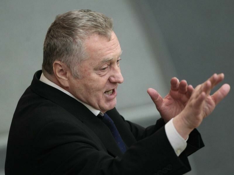 Неприкасаемый: Жириновский ограничил круг людей, которым позволено жать его руку