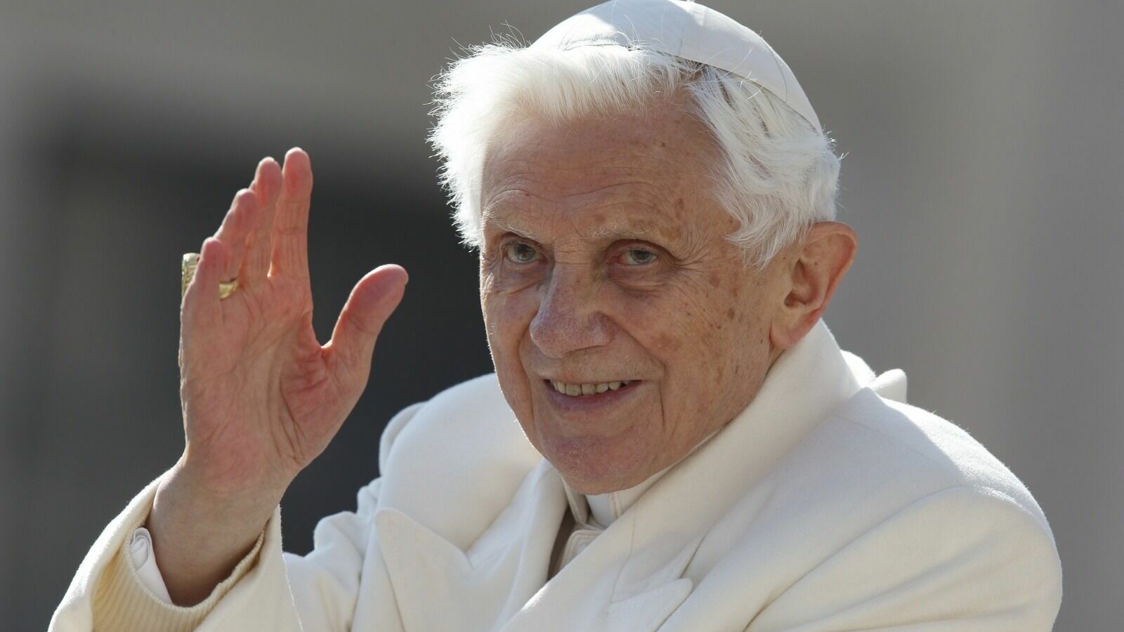 В Ватикане заявили, что состояние почетного папы Бенедикта XVI стабильное, но тяжелое