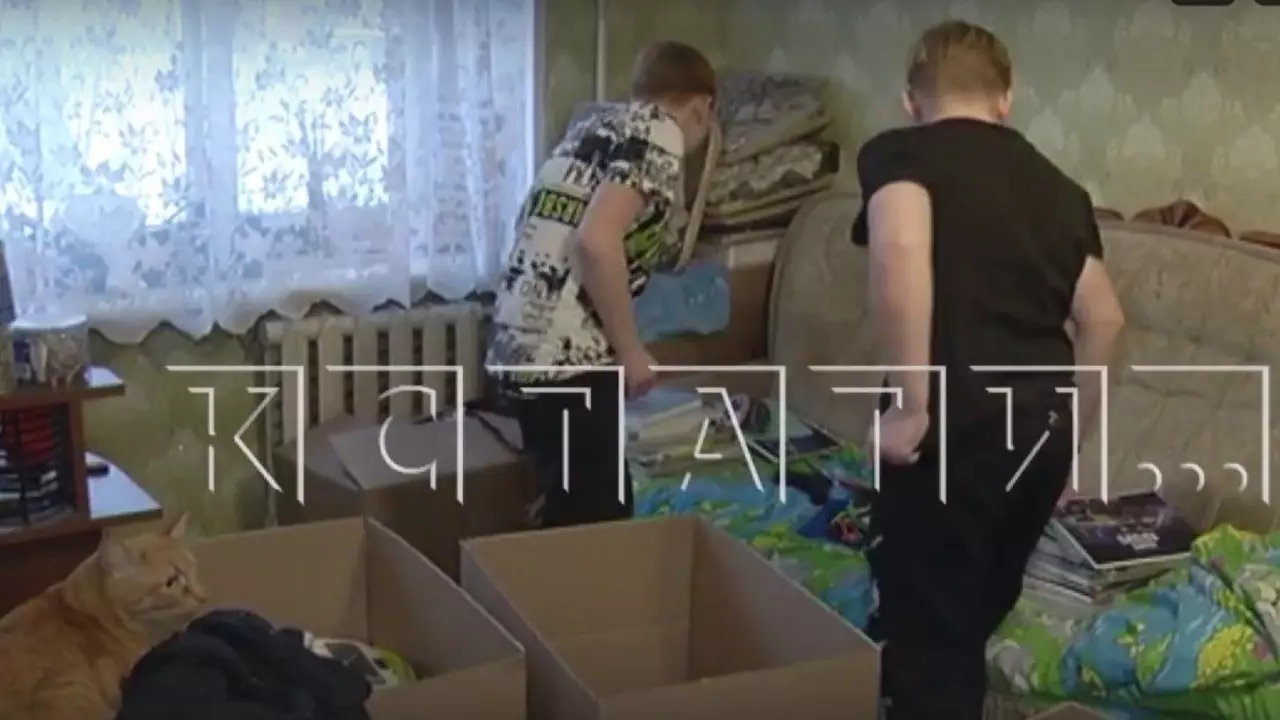 Дети Екатерины Александровой пакуют вещи для переезда в никуда