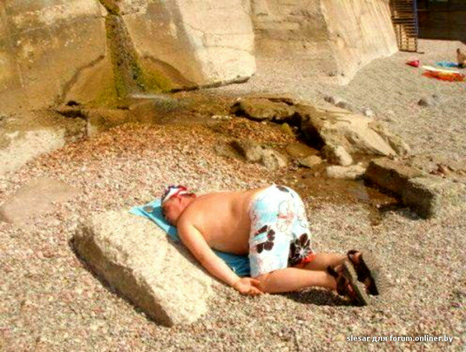 Русские отдыхают в турции. Уснула на пляже.
