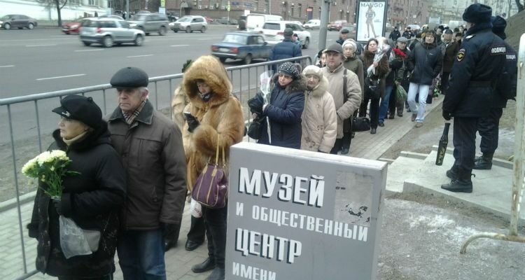 Москва прощается с Немцовым: в очереди к Сахаровскому центру стоят тысячи людей