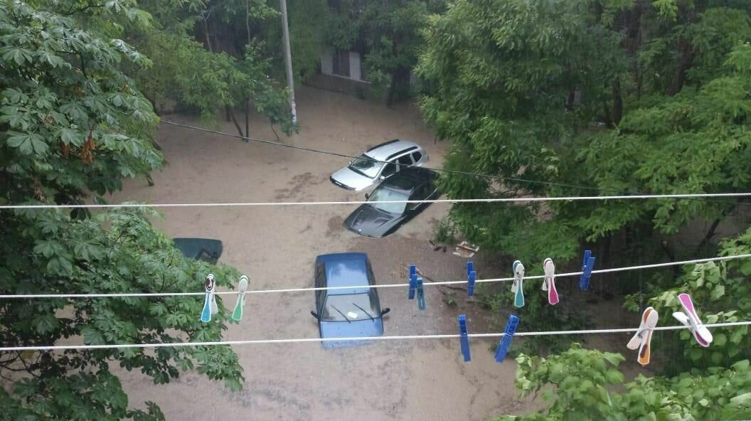 Летний ливень в Севастополе вызвал целое наводнение