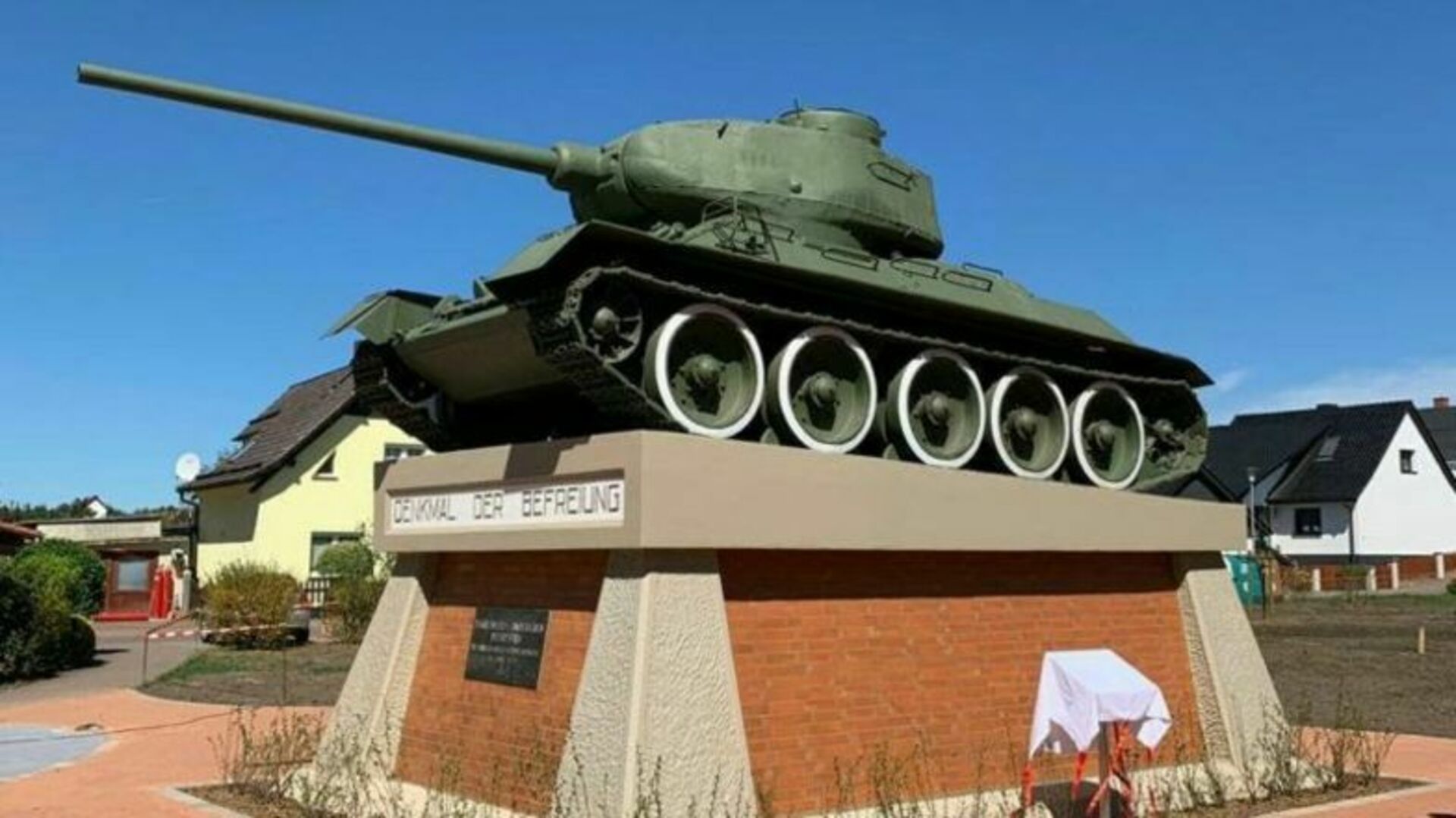 В каком городе установлен памятник танковому. Танк т-34 в Германии. Т 34 В Германии памятник. Памятник танк «т-34» Тирасполь. Памятник танку т-34 в Самаре.