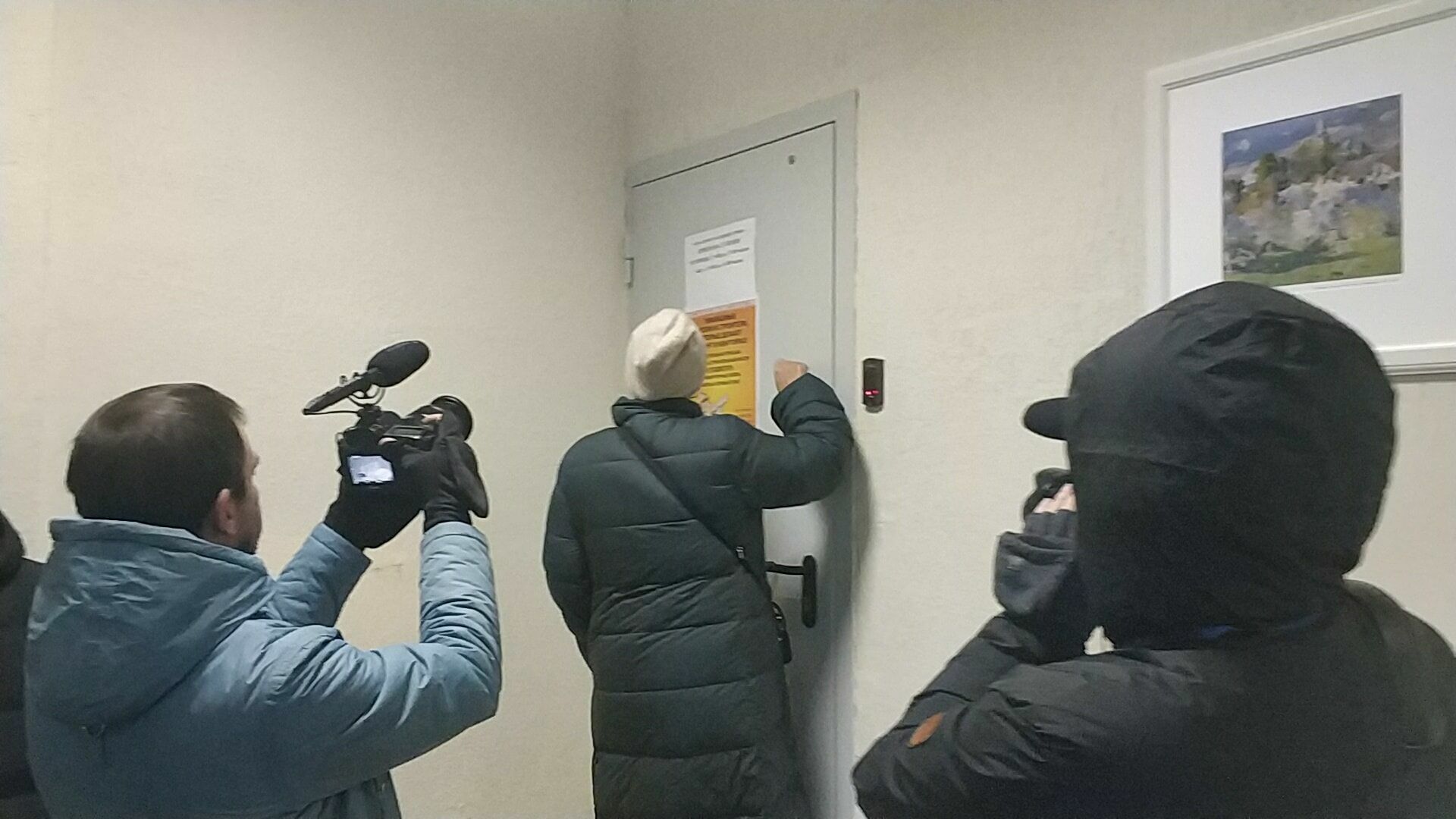 Двери Управляющей компании, в ведении которой дом на Ярцевской, где произошла трагедия, закрыты  для жильцов. Отсутствие сотрудников УК ООО "Коммунальный сервис" жильцы фиксируют на камеру.