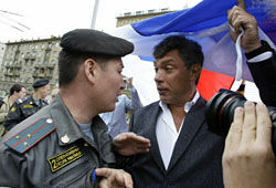 Борис Немцов задержан на Новом Арбате за то, что нес российский флаг (ФОТОРЕПОРТАЖ)