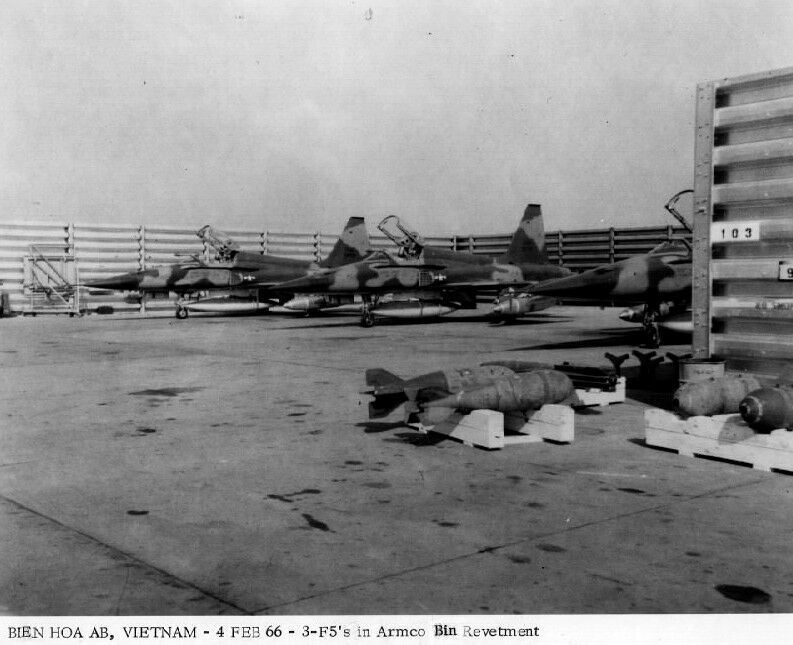 Истребители Northrop F-5A ВВС США в большом защитном капонире на американской авиабазе Бьенхоа, 04.02.1966 (с) ВВС США