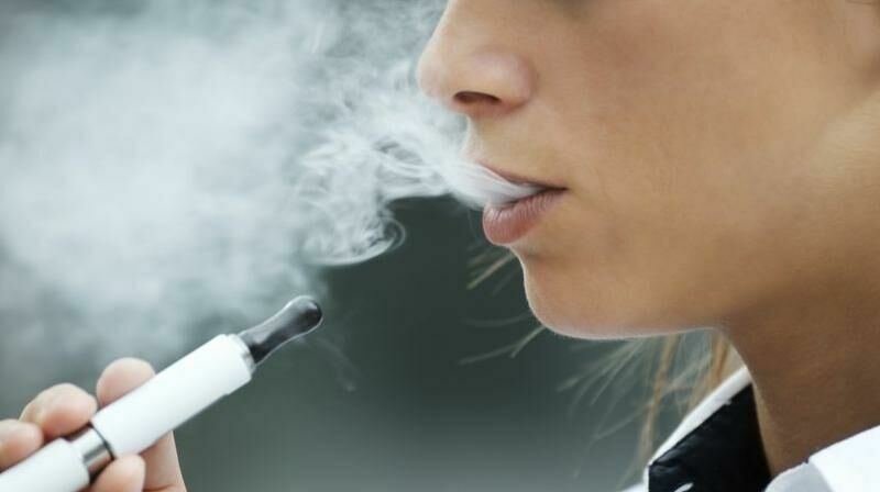 Подростков будут штрафовать за курение электронных сигарет